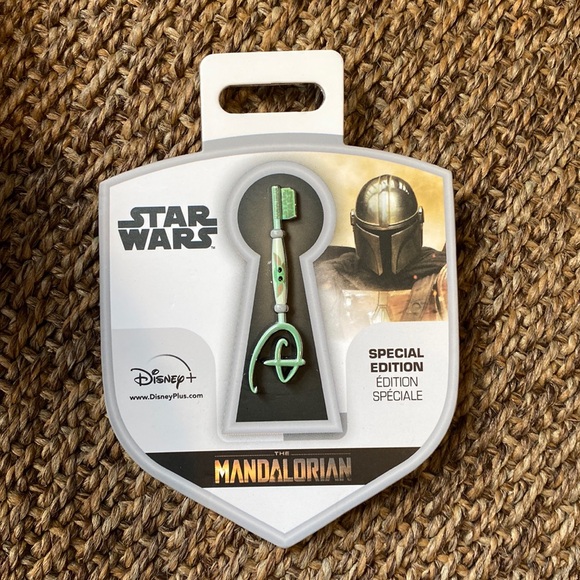 Disney Star Wars The Mandalorian Special Edition Grogu The Child Key Pin - Picture 1 of 1